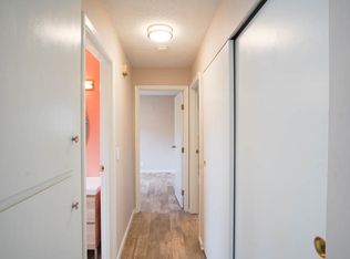 2 Bedroom with Bay Window & Parking in the Heart of Irvington!, Portland, OR 97212