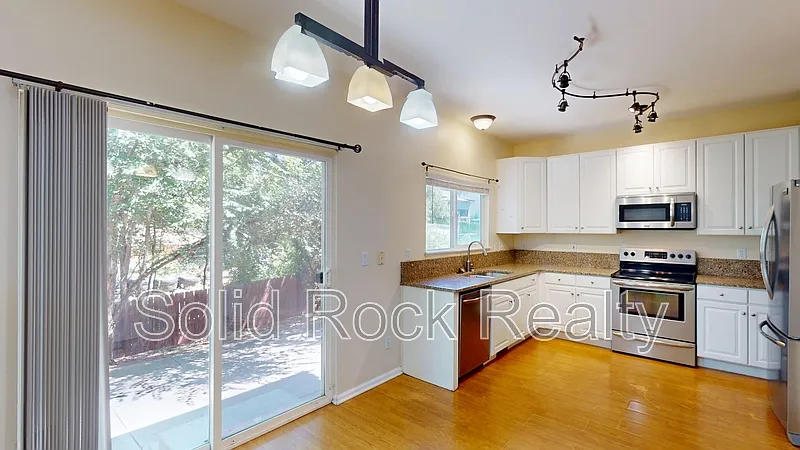 3 bed, 2.5 bath, 1439 sqft, $1,994 — Photo 4