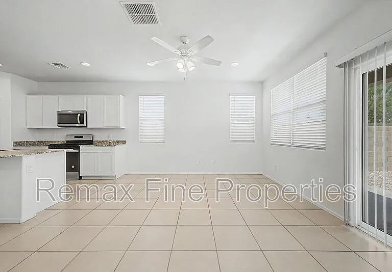 15543 W Desert Hollow Dr — Photo 8