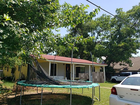 3rd image of 807 Oak St