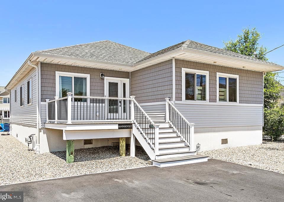 1st image of 906 Laurel Blvd