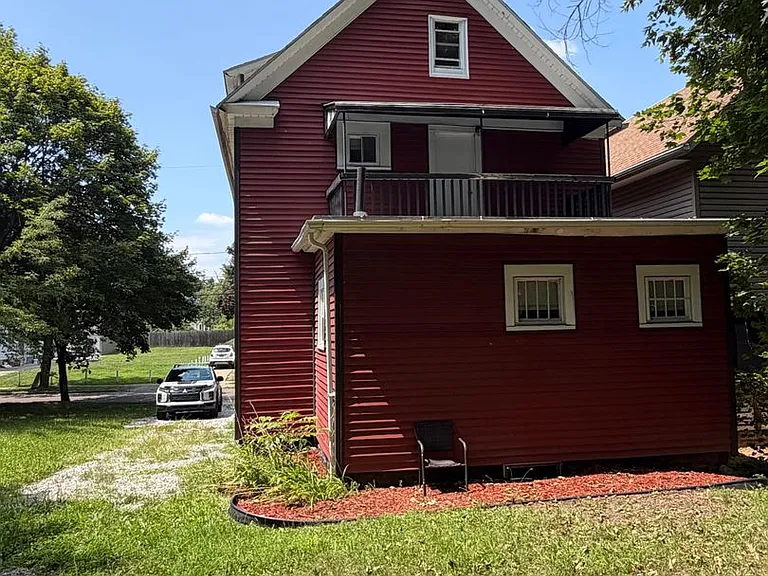 879 Chalker St — Photo 3