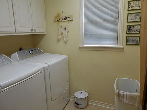 4th image of 210 Oakwood St