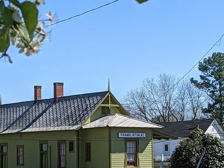 Bowen St — Photo 12