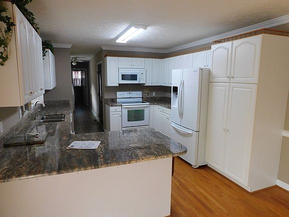 2nd image of 1016 White Oak Dr
