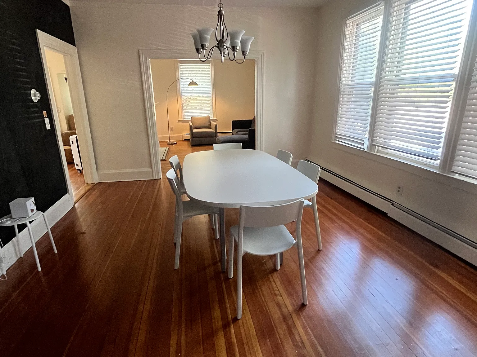 6 bed, 2.5 bath, 2450 sqft, $7,200 — Photo 2