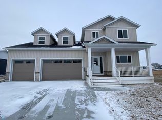 7469 Claire Dr S, Fargo, ND 58104
