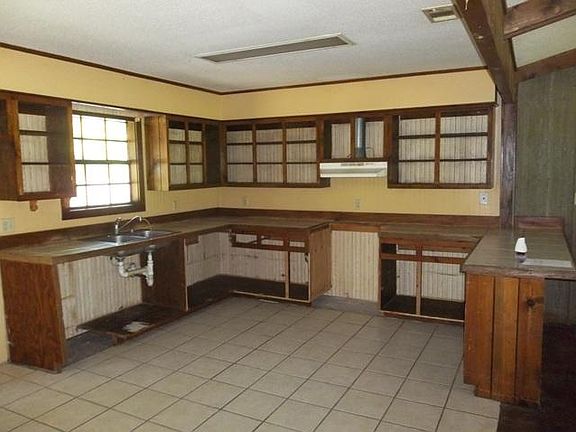 3rd image of 406 E Pine St