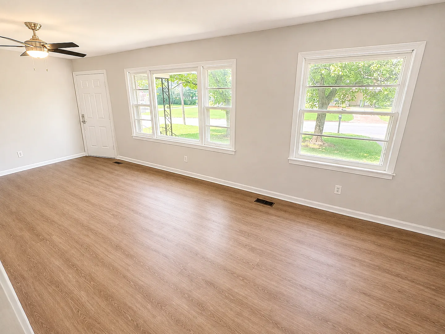 3 bed/ 1.5 bath Close to UAH! — Photo 3