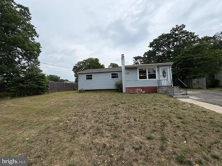1133 Louis Dr — Photo 2