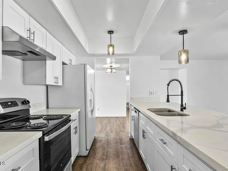 3431 W Acoma Dr — Photo 3