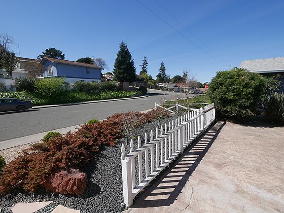 Large driveway and with plenty of parking spots.