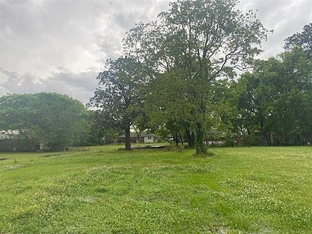 1st image of 2104 Plaza Dr