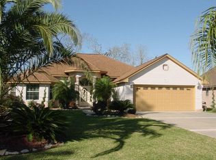 102 Lexington Ave, Clute, TX 77531