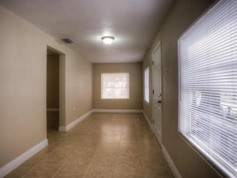 Bonus entry room space with lots of light. Could be used as an office or family room. Nice tile throughout.