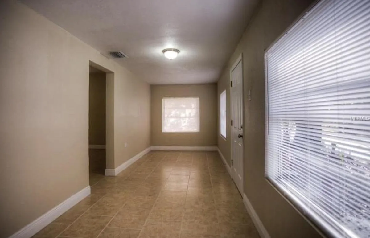Bonus entry room space with lots of light. Could be used as an office or family room. Nice tile throughout. - 3601 N Ola Ave