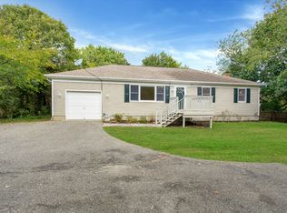 121C Ponquogue Ave, Hampton Bays, NY 11946