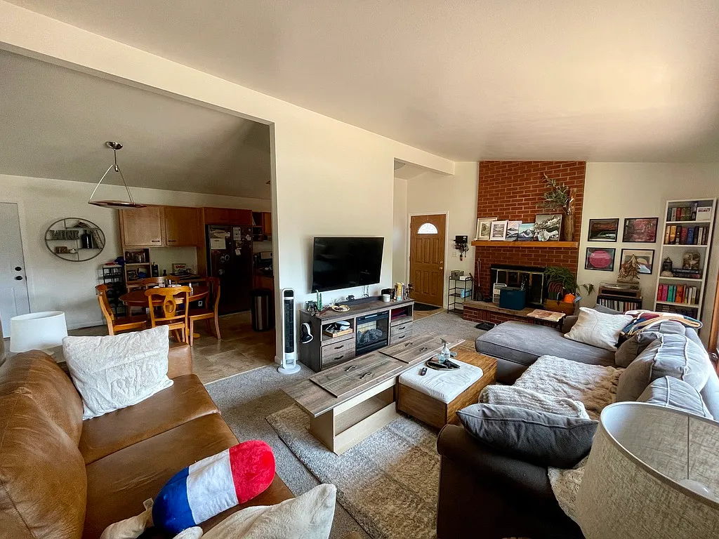 1019 Riverview Dr — Photo 3