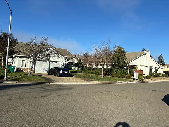 3rd image of 627 Live Oak Ct