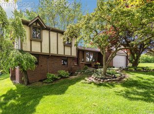 20355 Rippling Ln, Northville, MI 48167