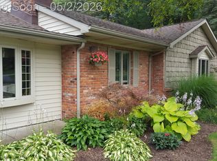 2080 Teggerdine Rd, White Lake, MI 48386