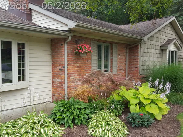 2080 Teggerdine Rd, White Lake, MI 48386