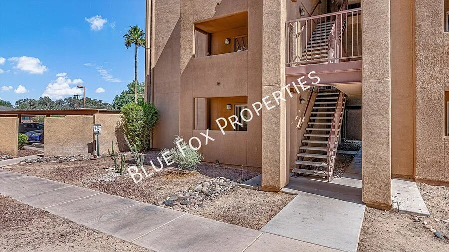 1810 E Blacklidge Dr — Photo 2