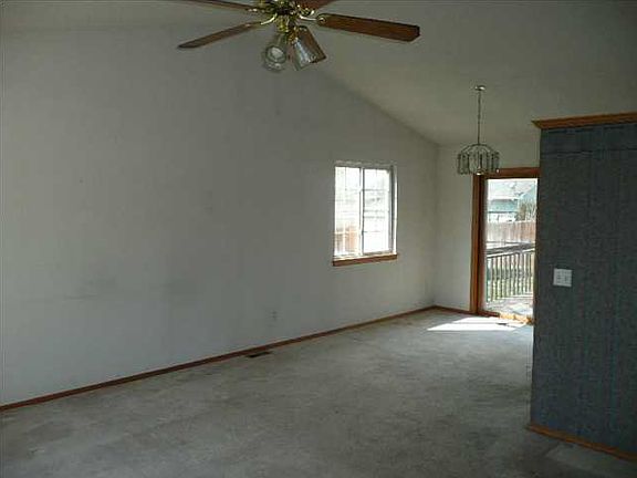 2nd image of 702 Lakepoint Dr #Hud181182091