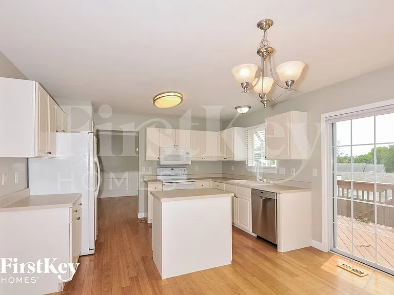 124 Royallsprings Pkwy — Photo 6