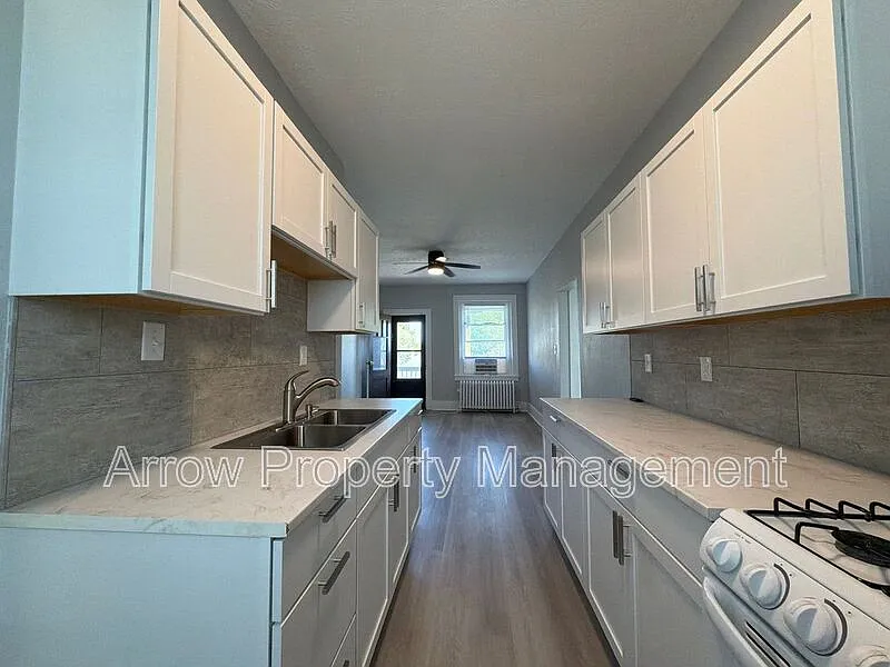 2 bed, 1.0 bath, 740 sqft, $850 — Photo 2