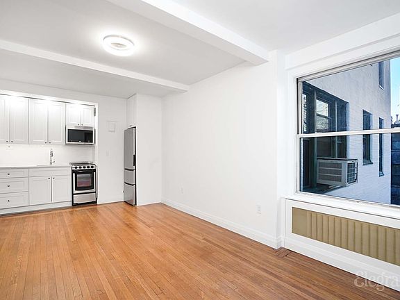 3rd image of 325 W 45th St APT 517
