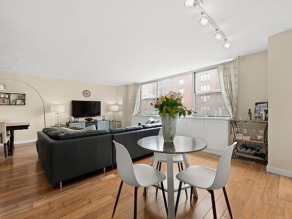 3rd image of 501 E 79th St APT 8C