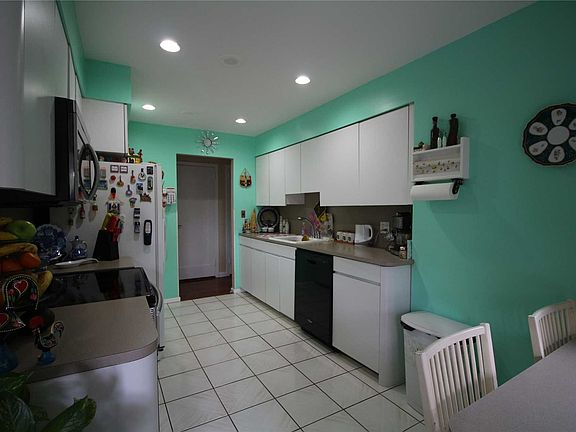4th image of 742 Lenore Ln