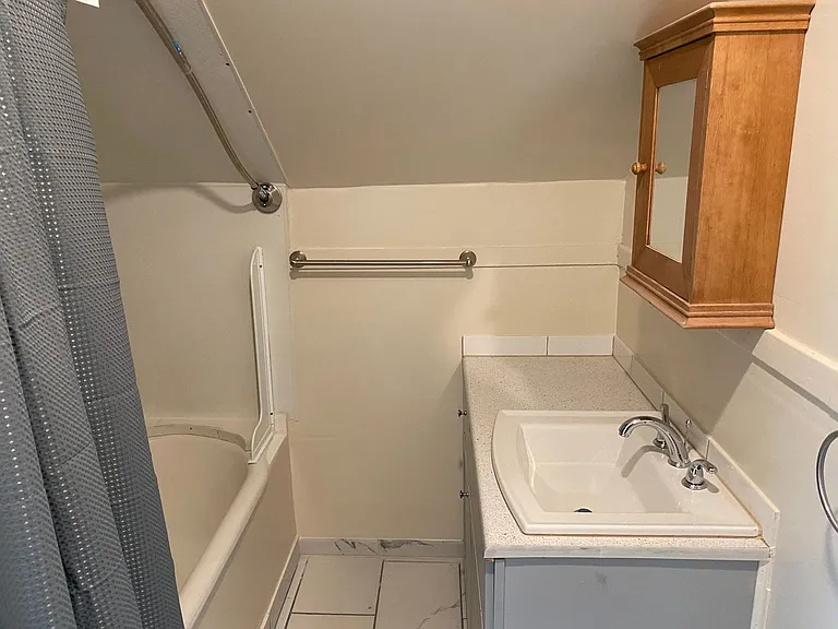 709 NE 43rd St — Photo 24