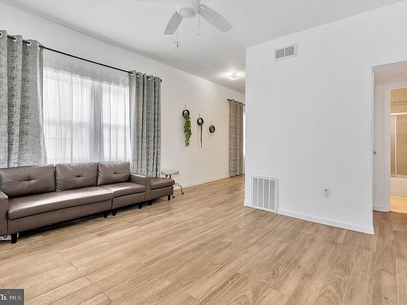 5th image of 403 N Horners Ln