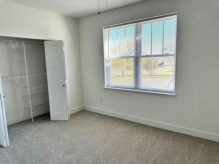 Signature Pointe Apartment Homes — Photo 13