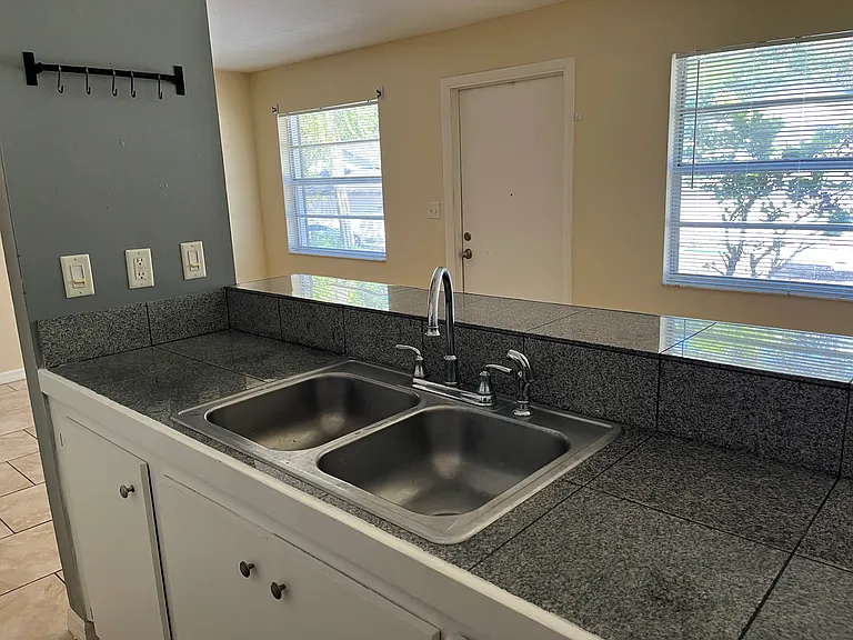 715 Angelina Ln — Photo 5