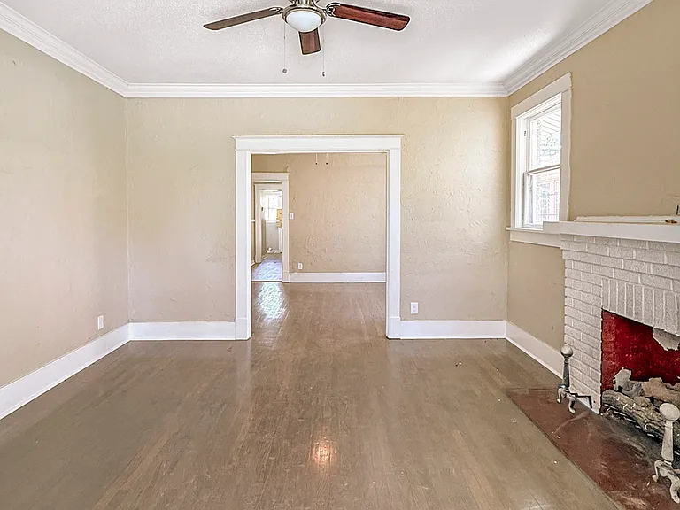 1826 Waverly Ave — Photo 2