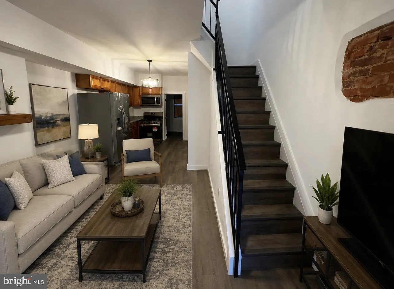 3 bed, 1.5 bath, 784 sqft, $1,650 — Photo 2