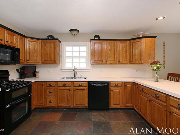 4th image of 7033 Crescenda Dr NE