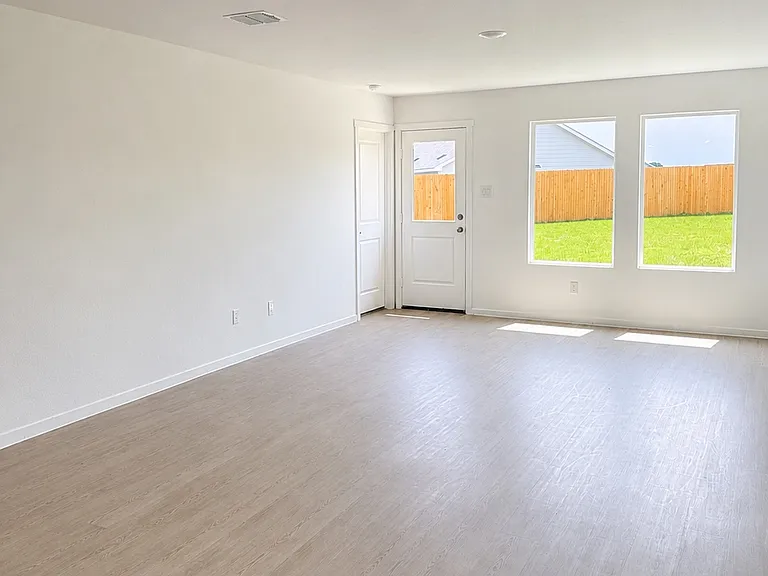 427 Bower Dr — Photo 4