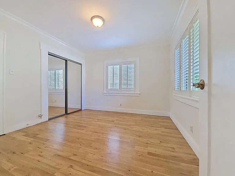 3819 S Van Ness Ave — Photo 7