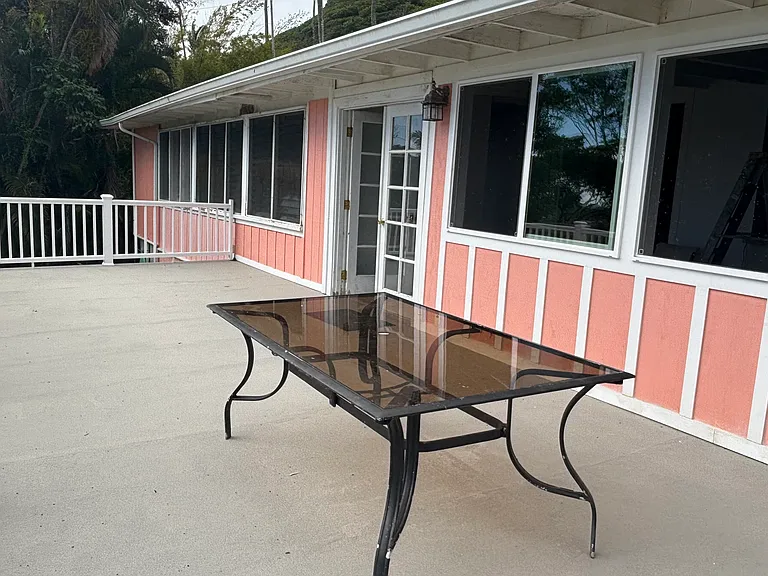 Newly refurbished fron lanai.