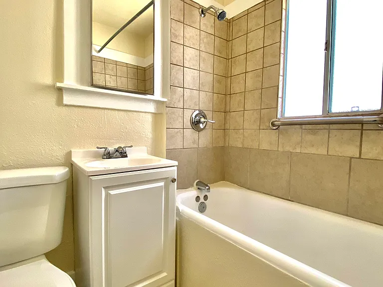 1032 W 1st St #B — Photo 11