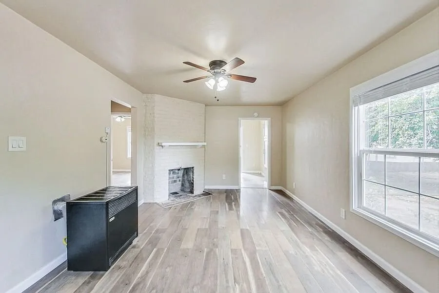Updated apartment in great location near University Ave with out door space! — Photo 1