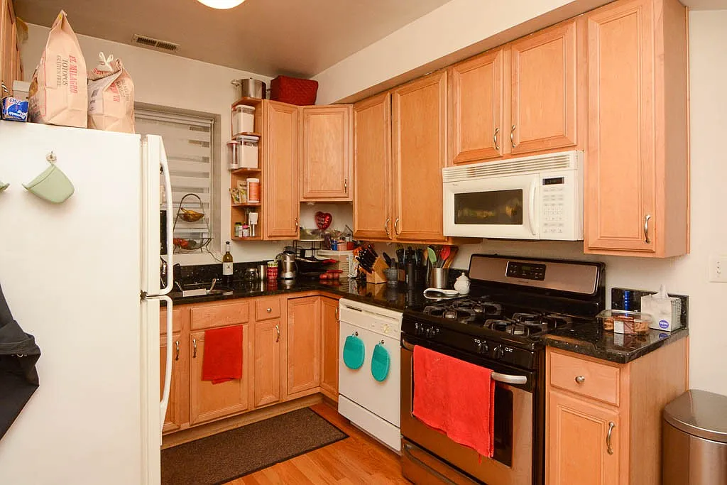 Excellent 2 Bed, 1 Bath at Claremont + Rosemont (Rogers Park) — Photo 4