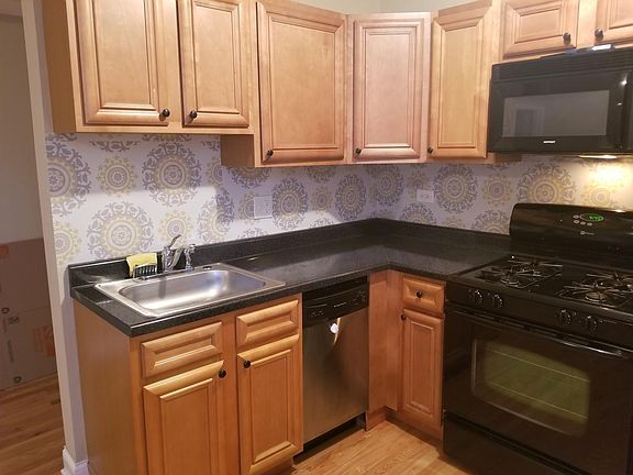 2nd image of 2421 W Thorndale Ave
