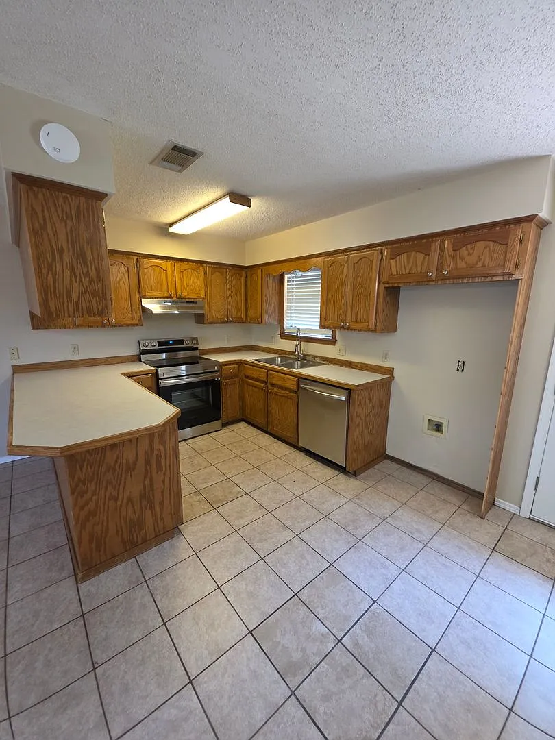1508 E L St — Photo 3