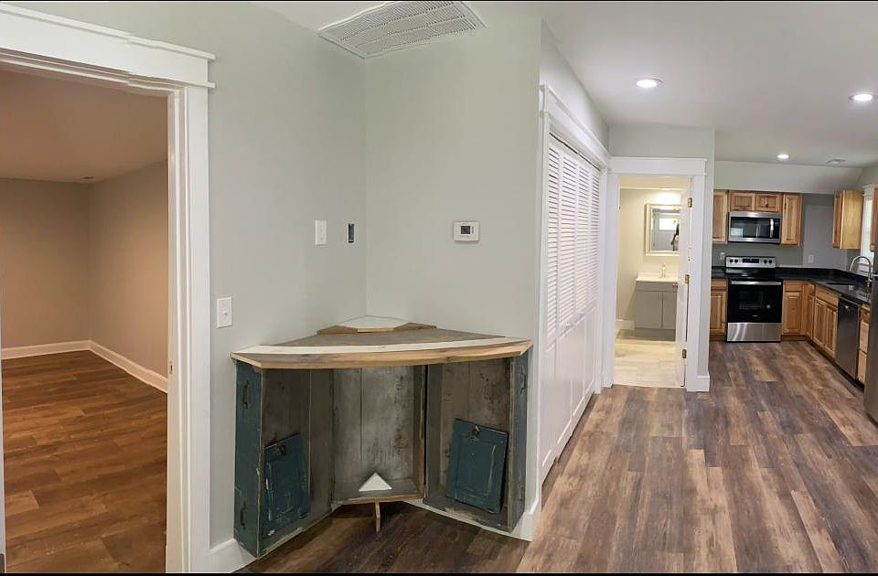 1st image of 1092 E Elmwood Dr #3