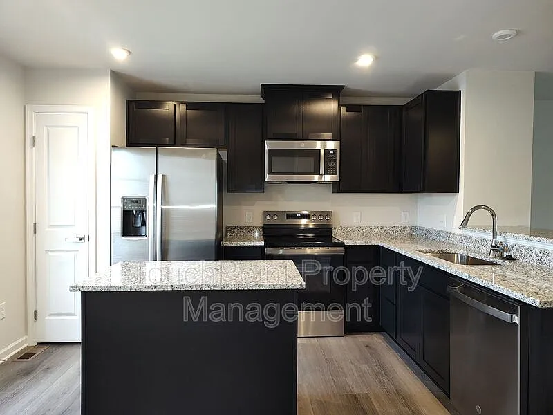 3 bed, 3.5 bath, 1420 sqft, $1,900 — Photo 3